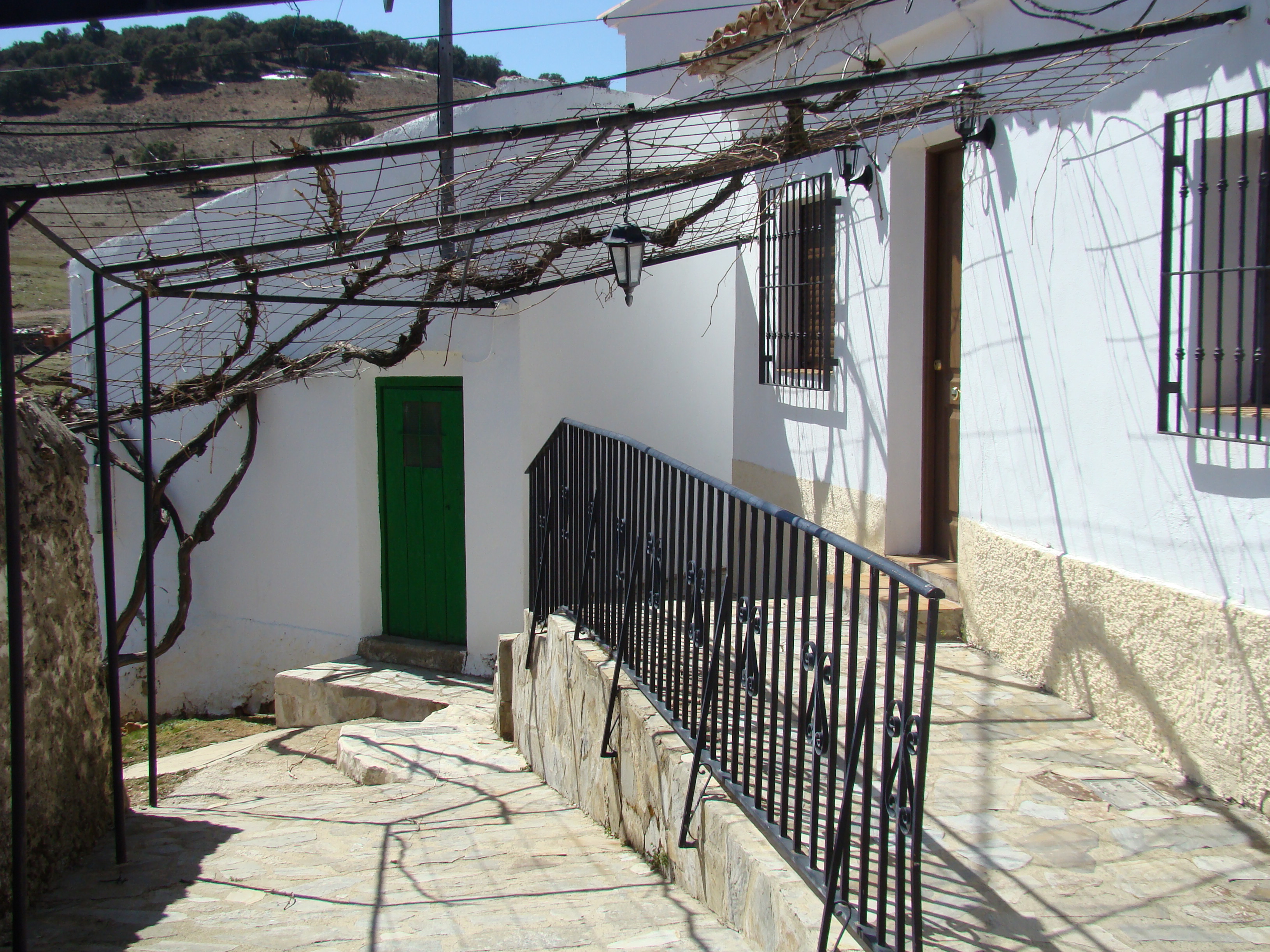 Puerta de la casa donde Luz Amparo vivió en la aldea de Pesebre.